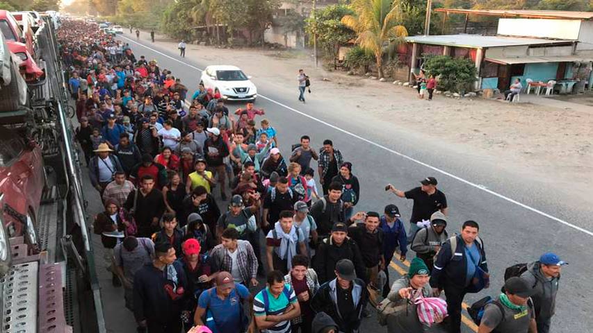 Pequeña caravana de hondureños sale hacia EEUU