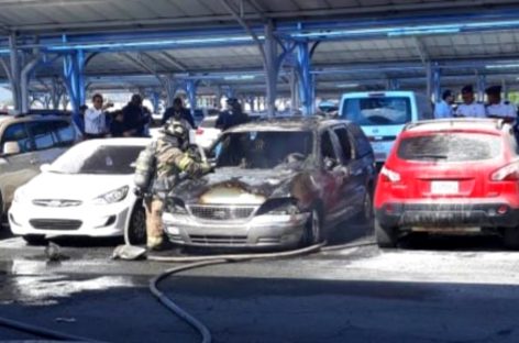 Un automóvil se incendió en estacionamientos del Aeropuerto de Tocumen
