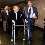 Weinstein llegó a la corte para iniciar juicio ante protesta de feministas