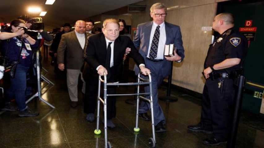 Weinstein llegó a la corte para iniciar juicio ante protesta de feministas