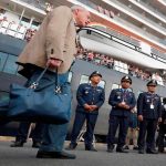 Últimos pasajeros abandonan el crucero en Camboya al descartarse COVID-19