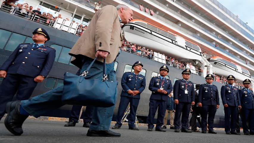 Últimos pasajeros abandonan el crucero en Camboya al descartarse COVID-19