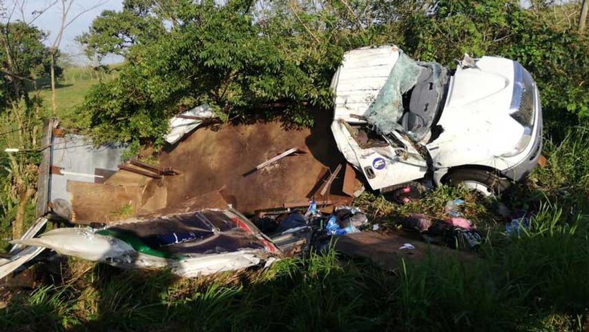 Un migrante muerto y 45 heridos tras volcarse un camión en México