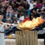 Coronavirus ensombrece encendido de llama olímpica