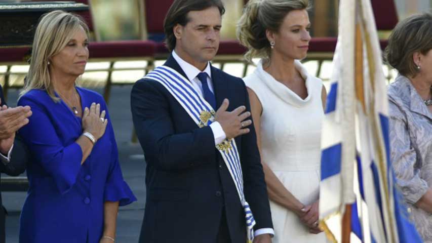 Lacalle Pou recibió banda presidencial uruguaya de manos de Tabaré Vázquez