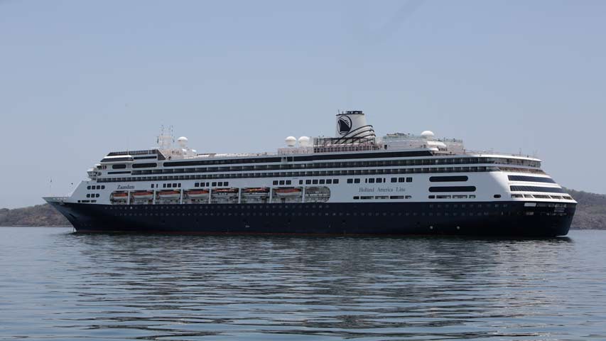 Autoridades de EEUU aplazan decisión sobre crucero con casos de COVID-19