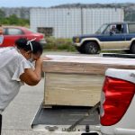 Guayaquil reparte ataúdes de cartón ante crisis de cadáveres