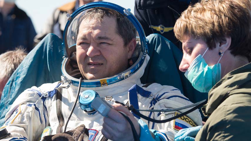 Nave Soyuz MS-15 regresa con éxito a la Tierra