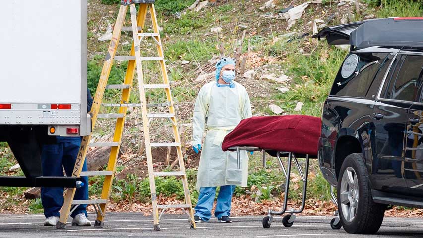 NY utiliza fosas comunes por el aumento de fallecidos de Covid-19