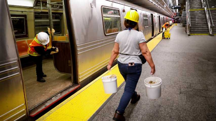 Nueva York cierra metro por la noche para desinfectar y acoger a 139 sintecho