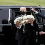 Biden reapareció en público con mascarilla