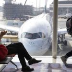 Japón sugiere evitar viajes a 13 países más por la pandemia