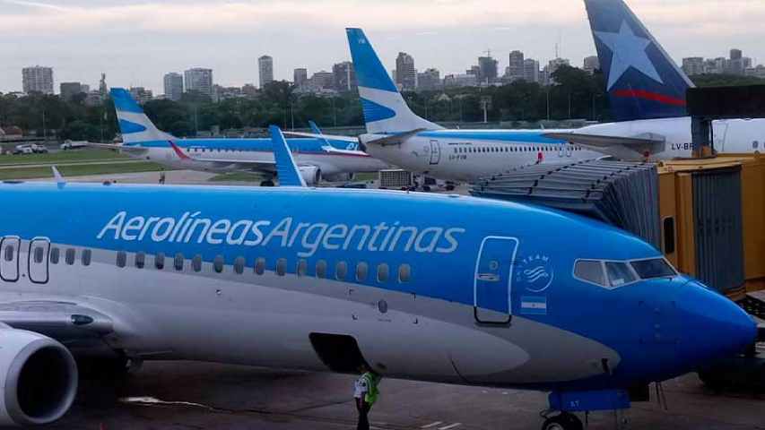 Mueren dos personas al estrellarse un avión sanitario en Argentina