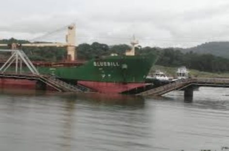 Buque de carga colisionó contra puente ferroviario sobre el Canal de Panamá