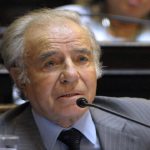 Carlos Menem permanece en cuidados intensivos por una neumonía