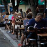 Nueva York prevé postergar reapertura de áreas internas de los restaurantes