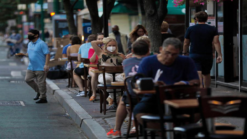 Nueva York prevé postergar reapertura de áreas internas de los restaurantes