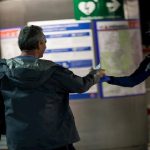 Policías de escuelas reparten mascarillas en el metro de Nueva York