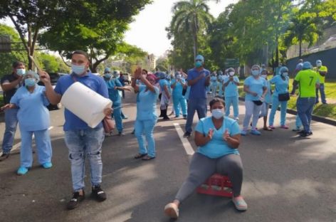 Personal sanitario del Santo Tomás y de la CSS protestan por falta de insumos