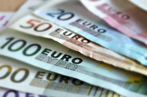 El euro cae de nuevo por debajo del dólar