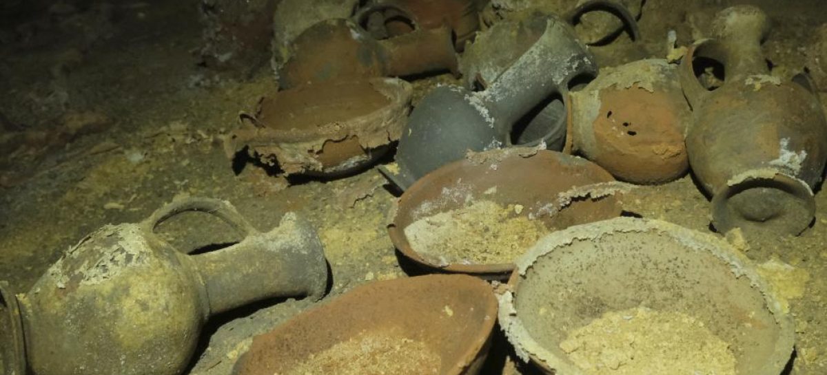 Una cueva funeraria descubre Israel»intacta» de hace 3.300 años