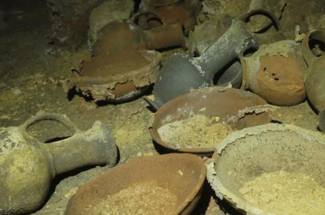 Una cueva funeraria descubre Israel»intacta» de hace 3.300 años